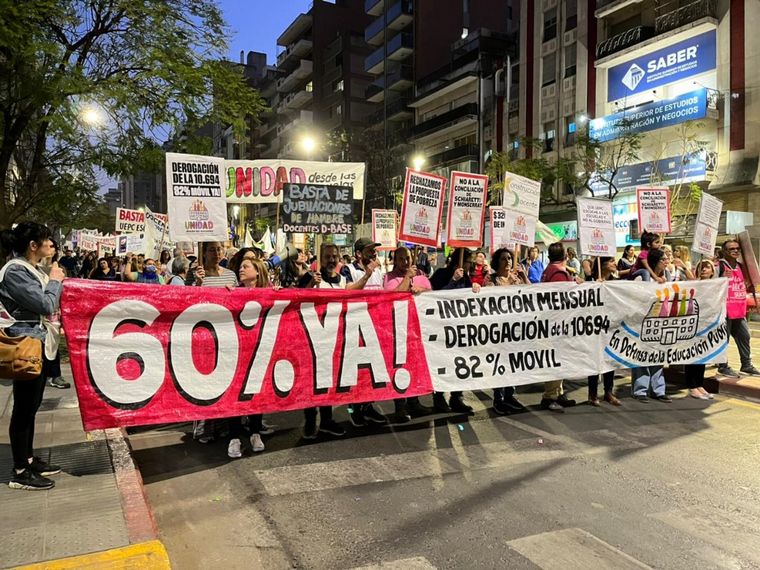 FOTO: Marcha de docentes autoconvocados de Córdoba: piden un 60% de aumento salarial.