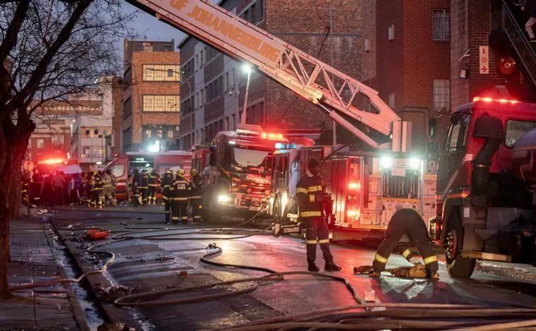 Al menos 70 muertos y 40 heridos tras un incendio trágico en Johannesburgo.