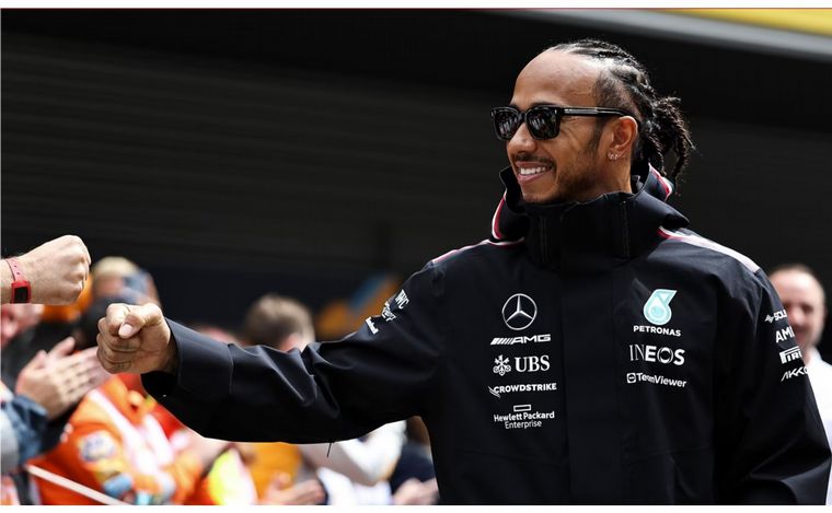 FOTO: Hamilton, 'choca el puño' con Mercedes para las próximas dos temporadas