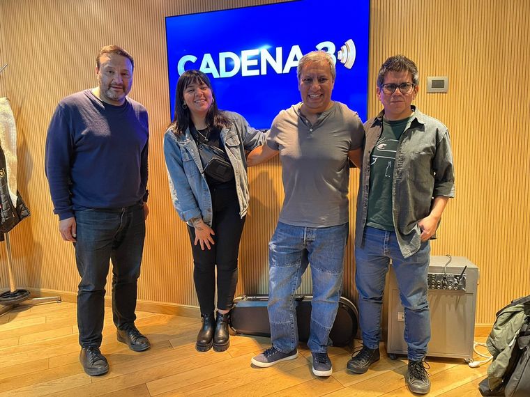 FOTO: Capi Nieva llegó a los estudios de la radio con todo el ritmo de Jujuy