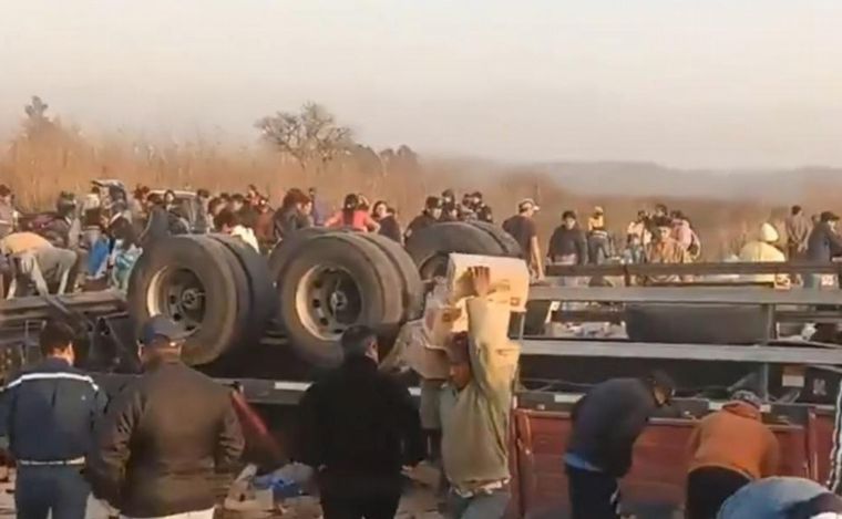 FOTO: Volcó un camión con mercadería en Salta y la gente se llevó toda la carga.