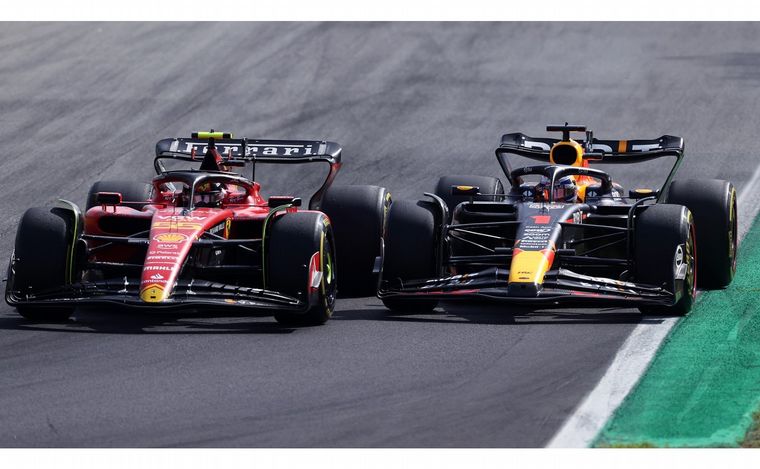 FOTO: Sainz y Verstappen, luchando rueda a rueda en los primeros giros