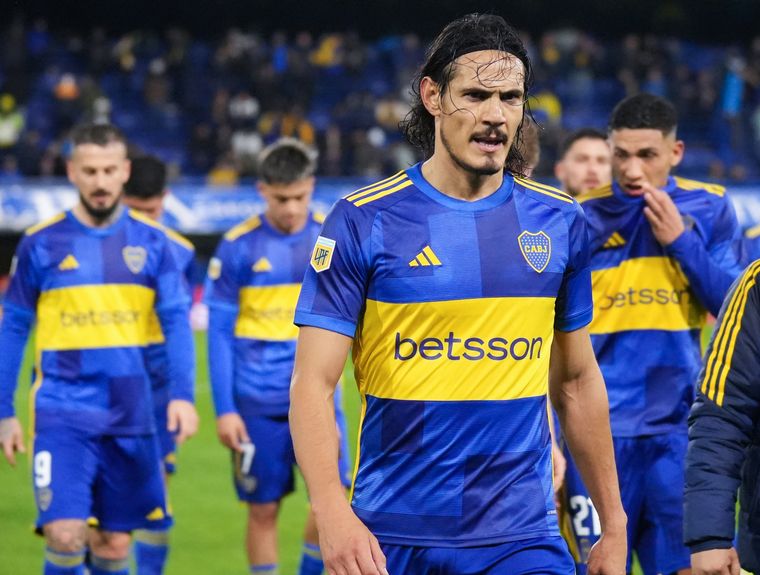 El uruguayo Edinson Cavani se retira contrariado junto a sus compañeros. 