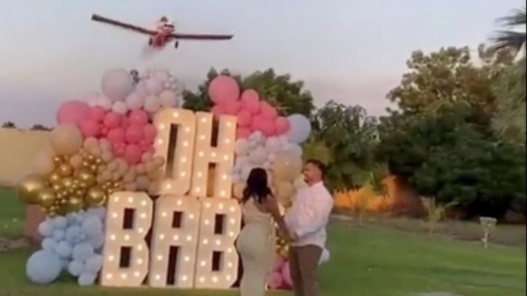 La avioneta se estrelló tras lanzar el humo de color rosa