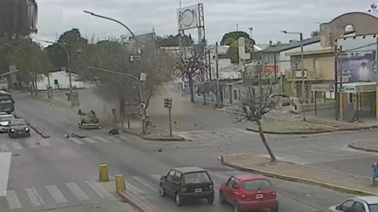 FOTO: Video: pasó un semáforo en rojo a toda velocidad y chocó en Alta Córdoba