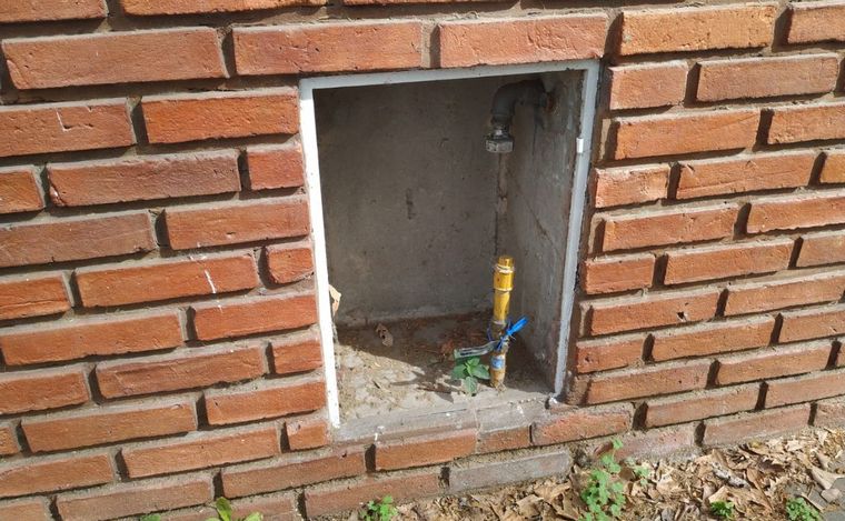 Vandalismo contra viviendas en Rosario: denuncian robo de picaportes y medidores. 