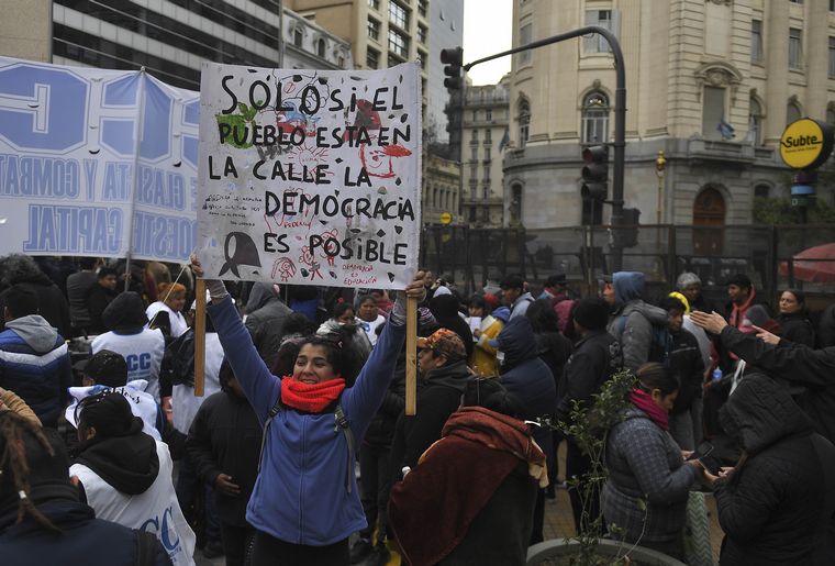 Masiva movilización en repudio al homenaje en la Legislatura porteña.