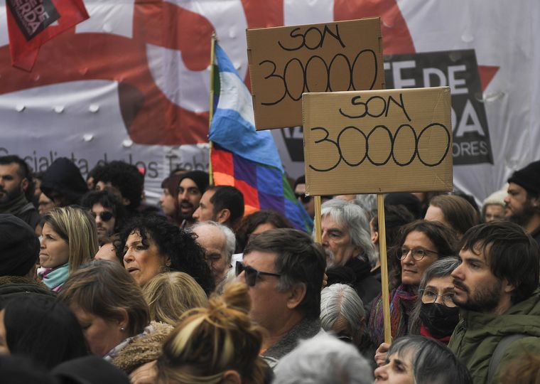 Masiva movilización en repudio al homenaje en la Legislatura porteña.