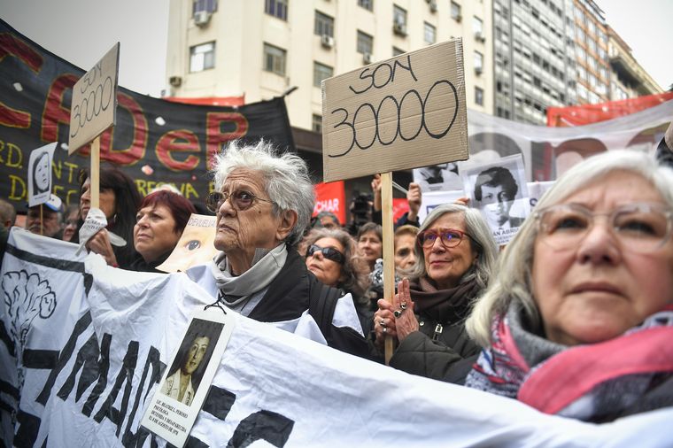 Masiva movilización en repudio al homenaje en la Legislatura porteña.