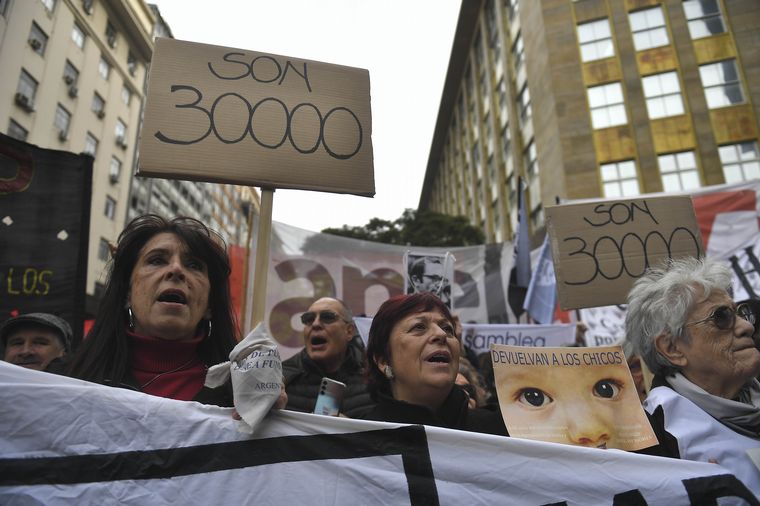 Masiva movilización en repudio al homenaje en la Legislatura porteña.