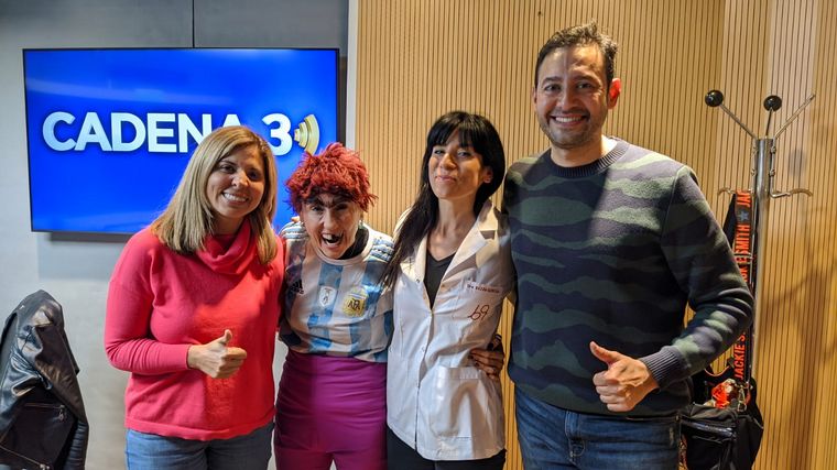 FOTO: La Bicho y la doctora Eugenia Bazán hicieron sonrojar a todos en la radio