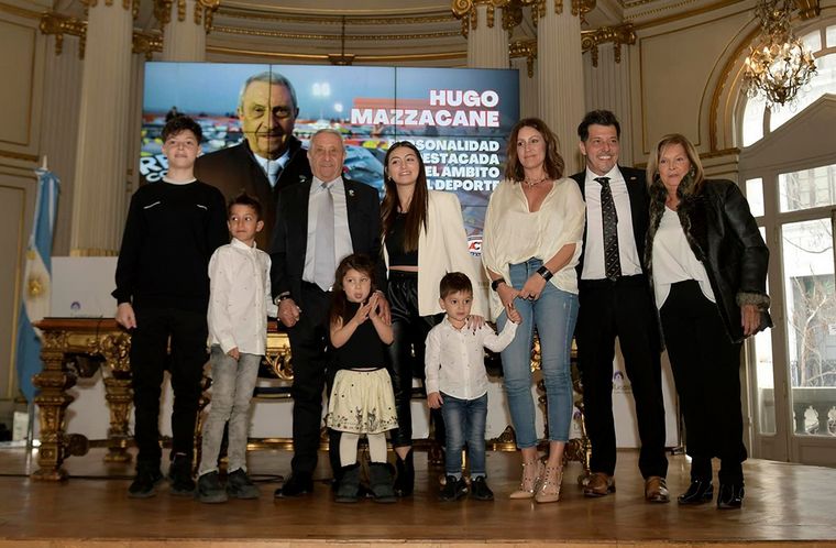 FOTO: Hugo Mazzacane y familia en la Legislatura de Buenos Aires.