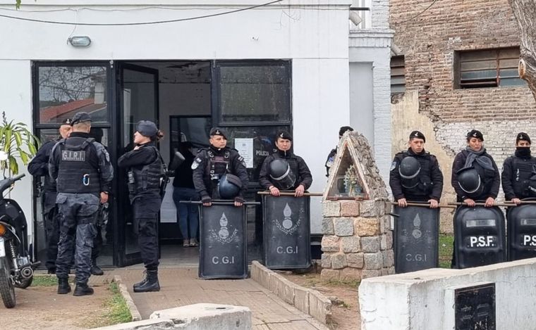 Amplio despliegue policial tras momentos de tensión en la Comisaría 10ª.