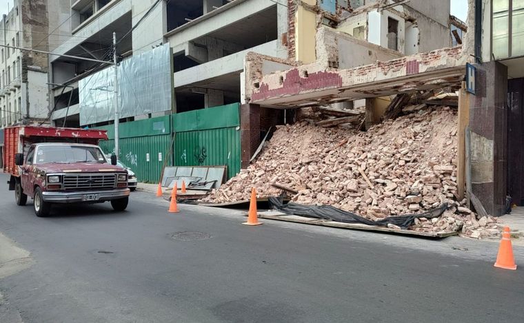 FOTO: El derrumbe llenó de escombros la parte exterior de la obra.
