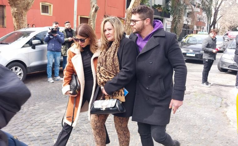 Allegados a Silvina Luna le dan el último adiós.