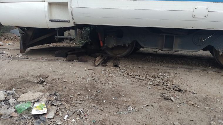 FOTO: Con ladrillos y escombros, descarrilaron el Tren de las Sierras