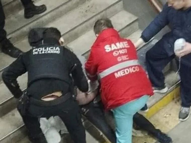 Apuñalan a un hombre en la estación de tren de Palermo e investigan la causa