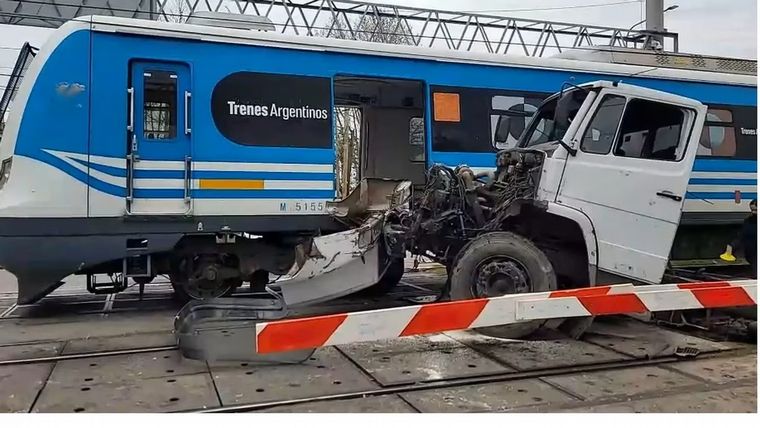 El conductor del camión resultó ileso (Foto: Perfil)