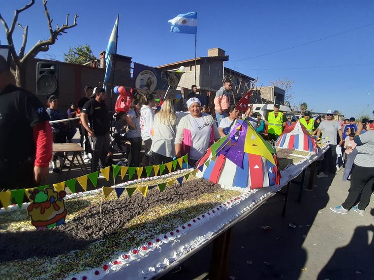 La torta más grande del mundo hecha para los chicos con trabajo, unión y amor