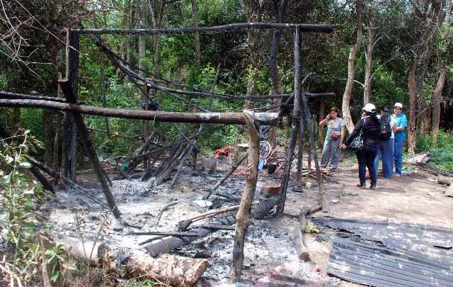 Aborígenes aseguran que la Policía quemó casas ubicadas en un campo.