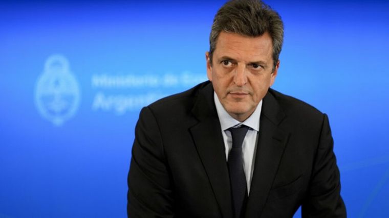 El progre que elimina el impuesto progre y el misterio del petrolero húngaro