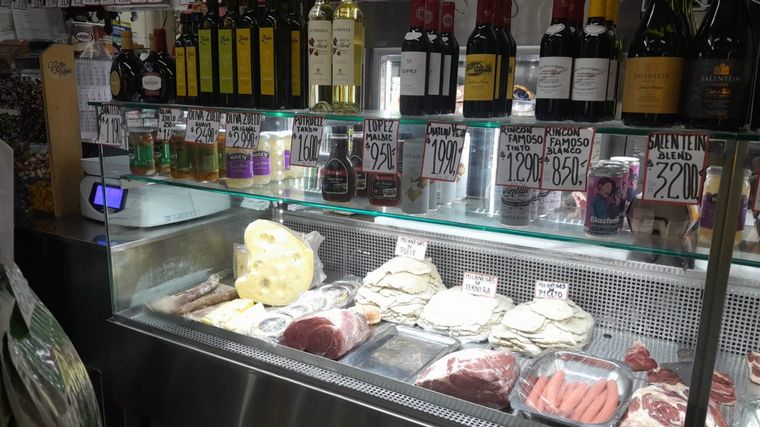 Osvaldo trabaja en su carnicería hace 43 años y asegura que está