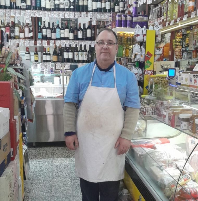 FOTO: Osvaldo trabaja en su carnicería hace 43 años y asegura que está 