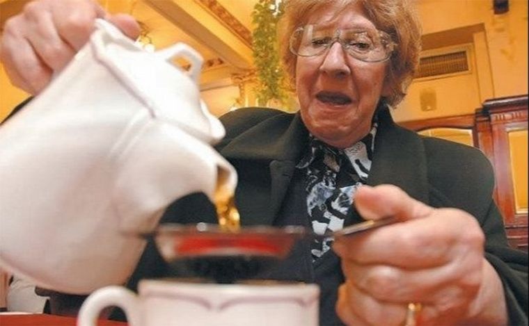 Hijo de Yiya Murano subasta tazas del veneno a beneficio: