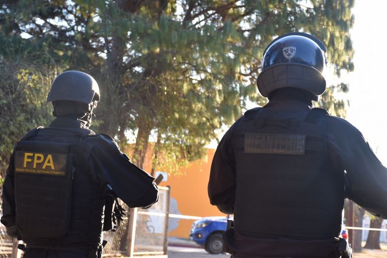 FOTO: Más de 350 policías y gendarmes participaron del megaoperativo. 