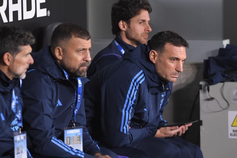 FOTO: Ayala, Samuel, Scaloni y Aimar, el cuerpo técnico argentino. 