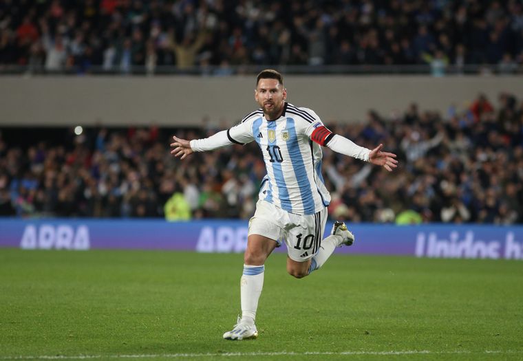 FOTO: Lionel Messi se llena la boca de gol con su gran tiro libre.