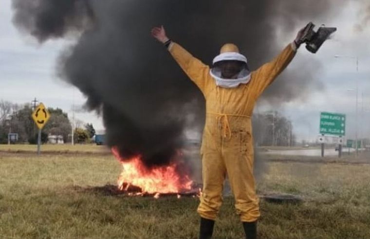 FOTO: Piquete a la brecha. 19.000 apicultores denuncian quebrantos por la brecha camiaria 