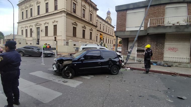 Impactante choque en el cruce de Mariano Moreno y 27 de abril. 