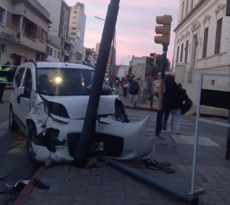 Impactante choque en el cruce de Mariano Moreno y 27 de abril. 