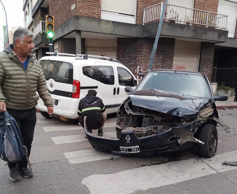 Impactante choque en el cruce de Mariano Moreno y 27 de abril. 