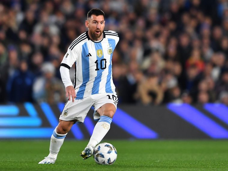 FOTO: Lionel Messi, en duda para el partido en Bolivia por fatiga muscular.