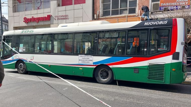 Cinco personas heridas en un triple choque y vuelco en Villa Crespo