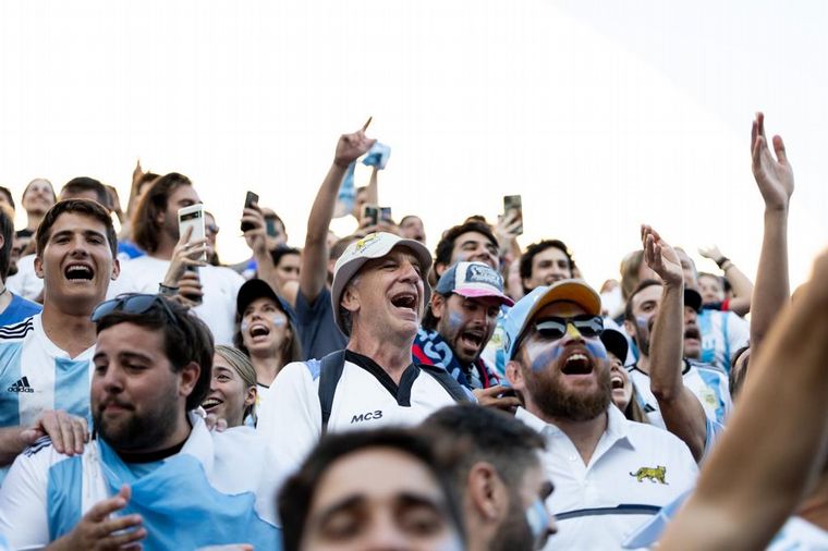 FOTO: Los hinchas argentinos invaden Marsella para alentar a Los Pumas. (Fotos:UAR)