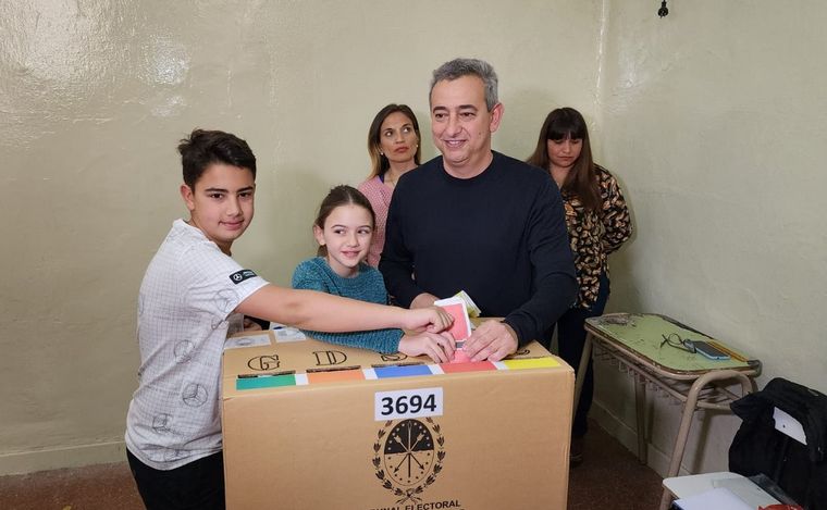 FOTO: Pablo Javkin votó con su familia en las elecciones de Rosario.