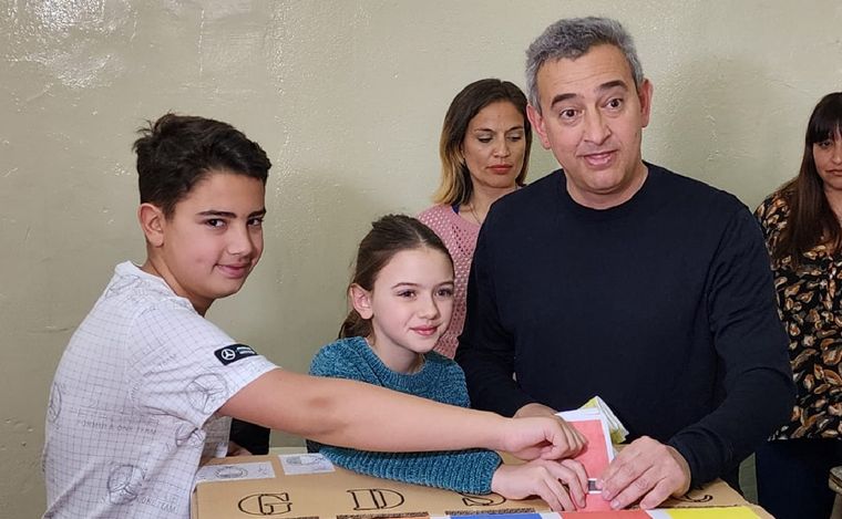 Pablo Javkin votó con su familia en las elecciones de Rosario.