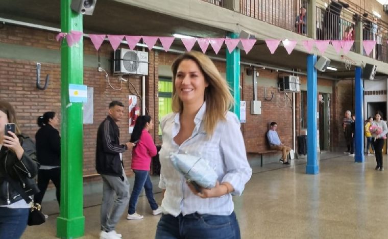 FOTO: Votó Carolina Losada en las elecciones de Santa Fe.