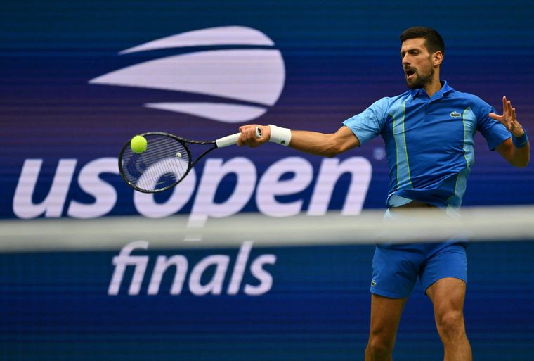 Novak Djokovic en acción durante la final del US Open. (Foto: @fanatikcomtr)