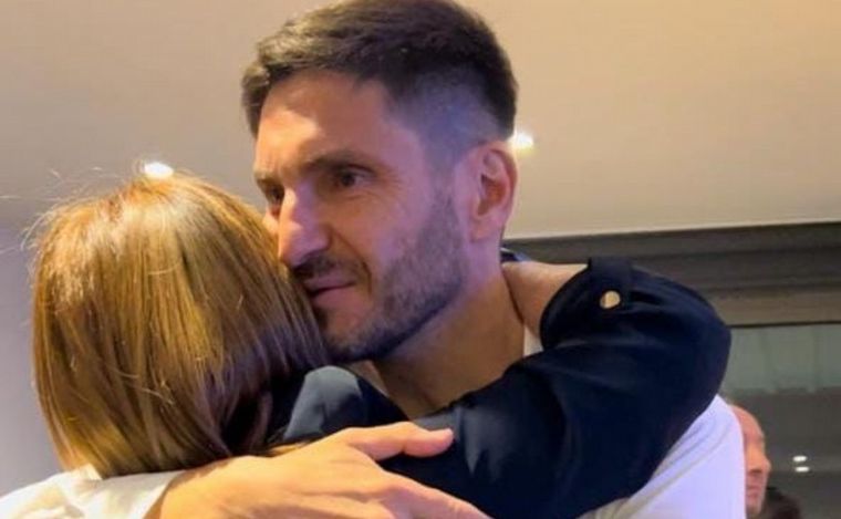 Pullaro se abraza a Patricia Bullrich tras el triunfo en Santa Fe.