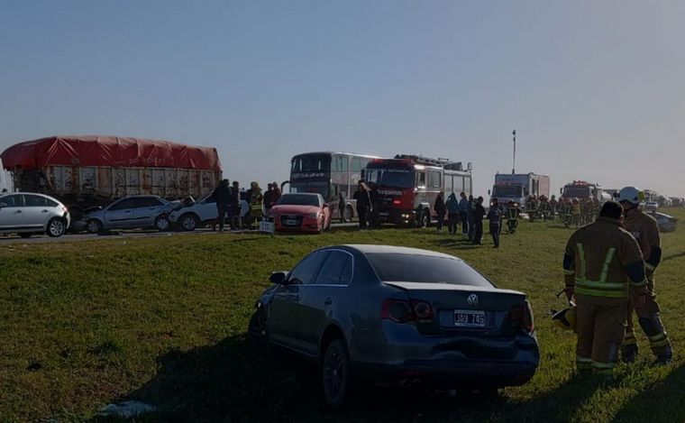 FOTO: Un muerto y varios heridos tras choque en cadena en autopista Rosario-Córdoba.