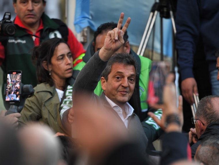 FOTO: Massa saluda a los trabajadores que marcharon hasta Plaza de Mayo. 