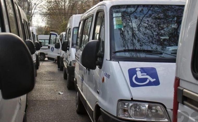 FOTO: Transportistas de personas con discapacidad van al paro en reclamo por aumentos
