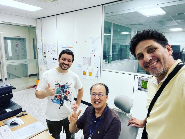 FOTO: Los investigadores Agustin Mors, Keewook Yi y Fernando Gómez, en el KBSI de Corea. 