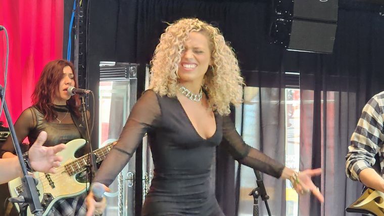 Tinta China cerró Siempre Juntos a puros clásicos de La Mona