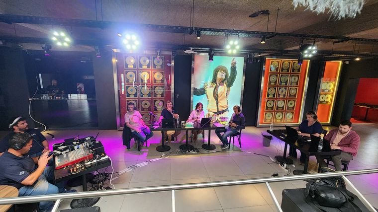 Tinta China cerró Siempre Juntos a puros clásicos de La Mona