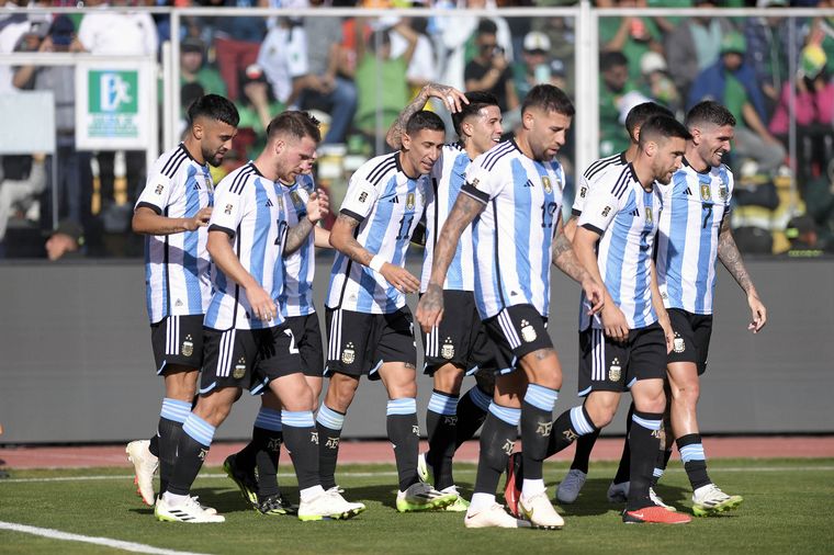 FOTO: Argentina gana con comodidad en La Paz ante Bolivia.